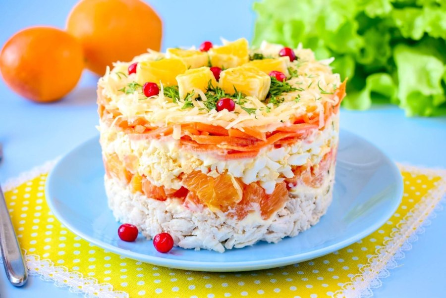Салат с копченой курицей и сельдереем