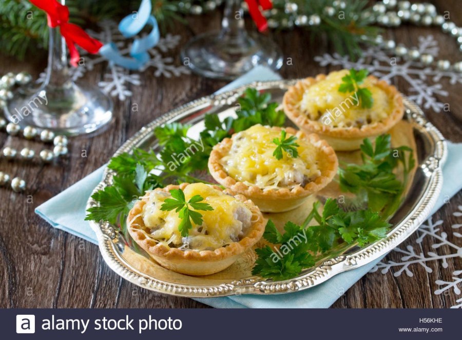 Жульен в тарталетках с грибами и курицей в духовке