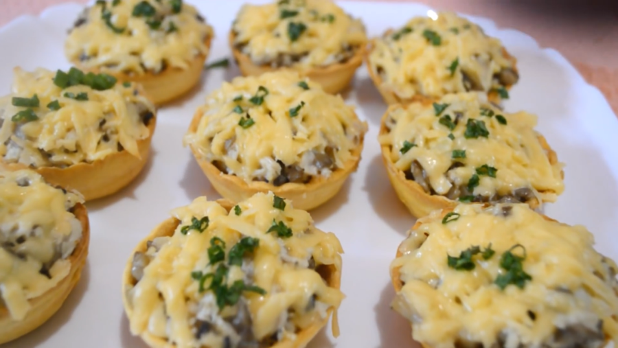 Тарталетки с шампиньонами и курицей
