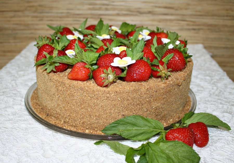 Медовый торт с клубникой