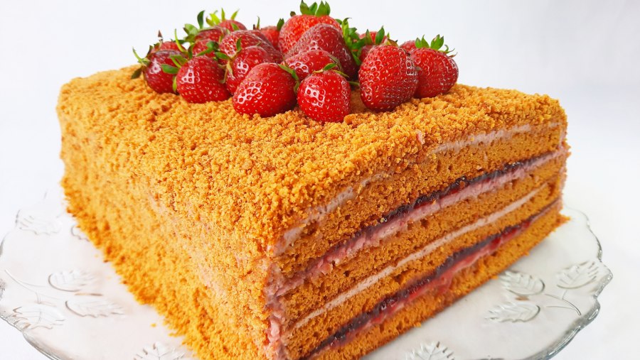 Украшение медовика клубникой