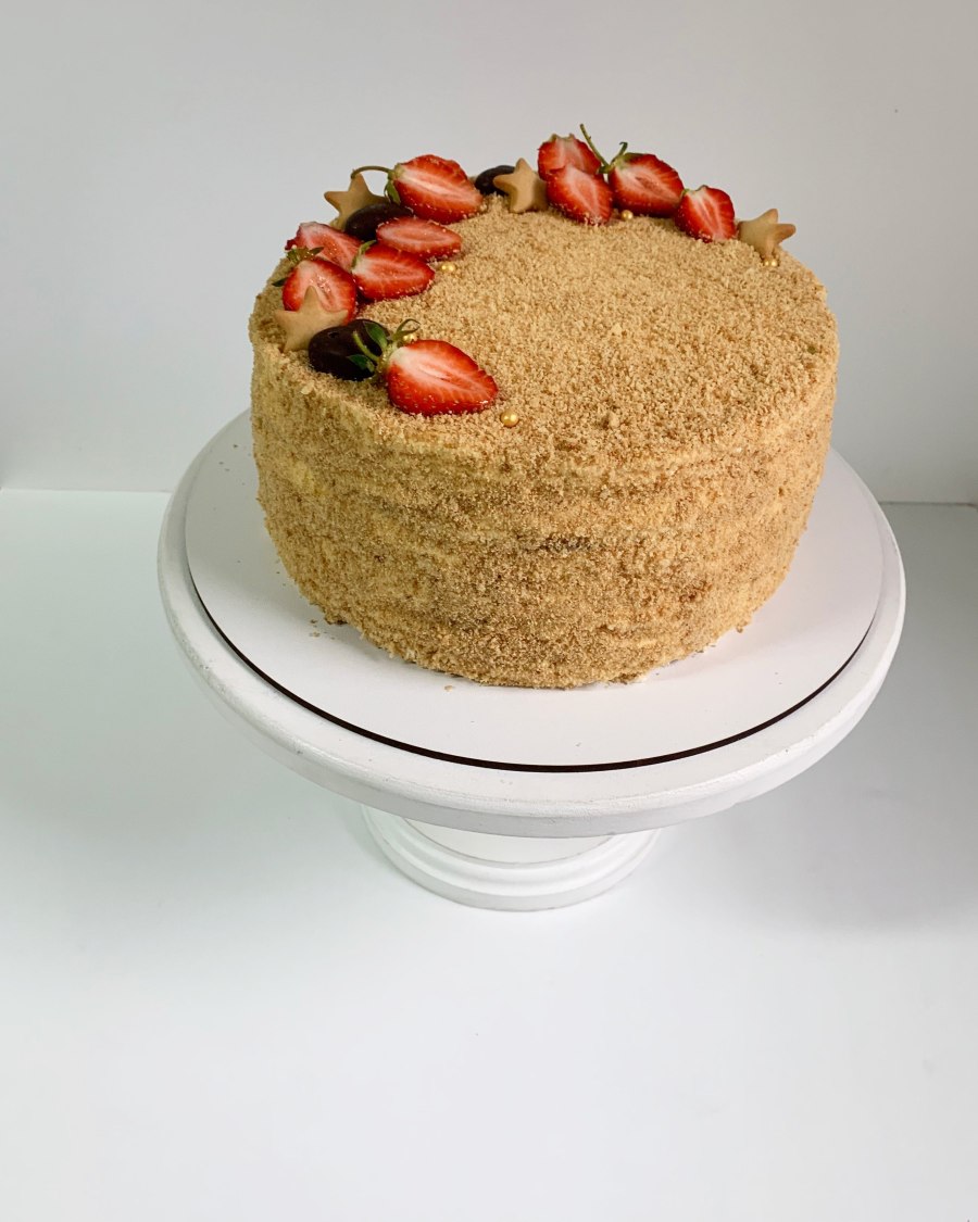 Украсить медовик клубникой и голубикой