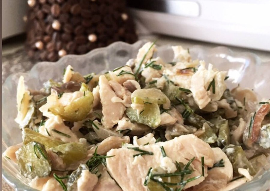 Салат с курицей и солеными огурцами