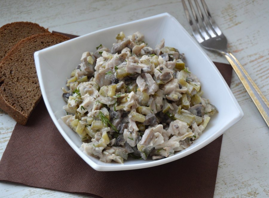 Салат с курицей грибами и солеными огурцами