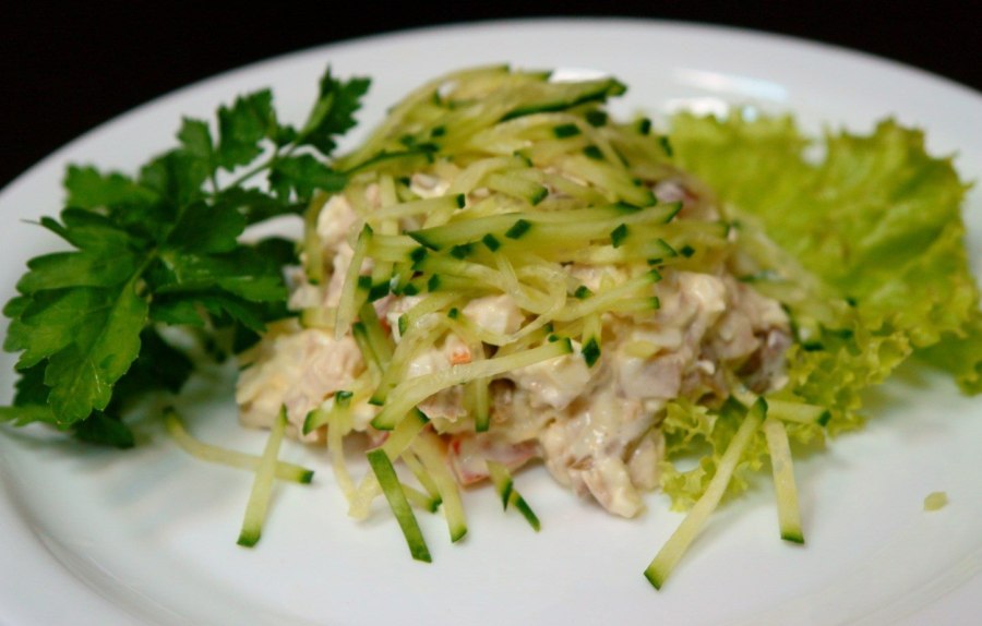 Салат с шампиньонами и свежими овощами