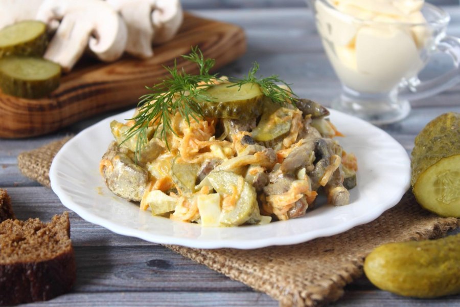 Салат с опятами и копченой курицей