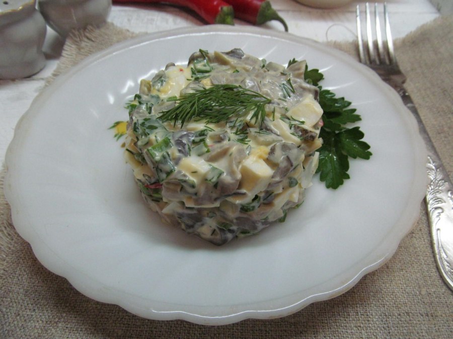 Салат Обжорка с курицей и солеными огурцами