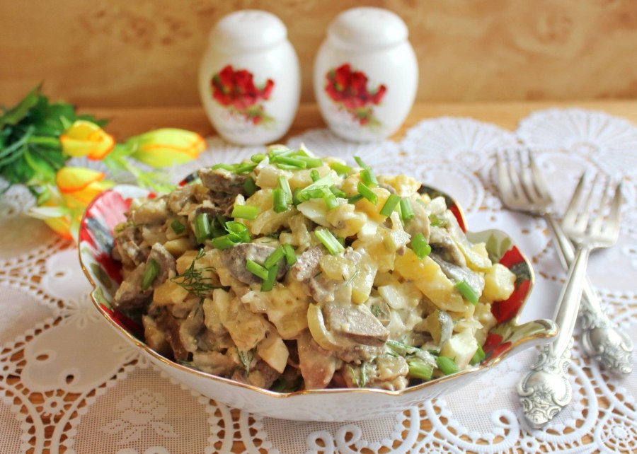 Салат с языком и соленым огурцом