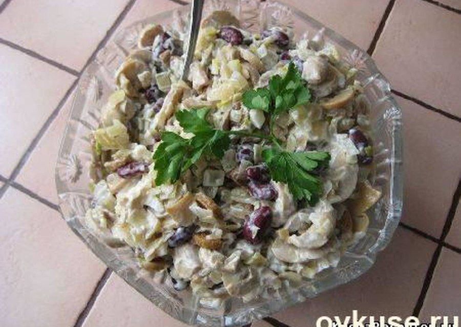 Салат из курицы с грибами