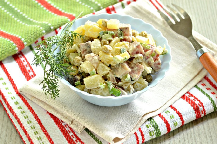 Слоеный салат с солеными огурцами и курицей