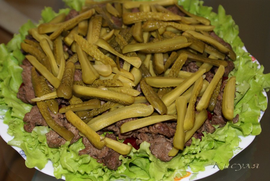 Салат с куриной грудкой и шампиньонами