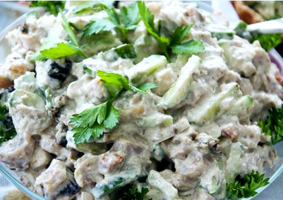 Салат с курицей и грибами
