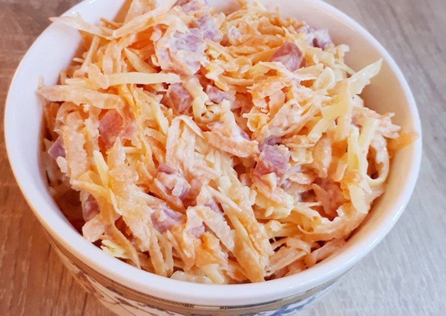 Салат с копчёной колбасой и сыром