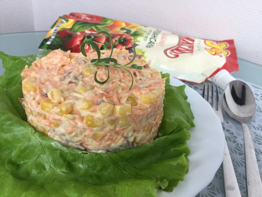 Салат с помидорами и сыром и колбасой и сухариками