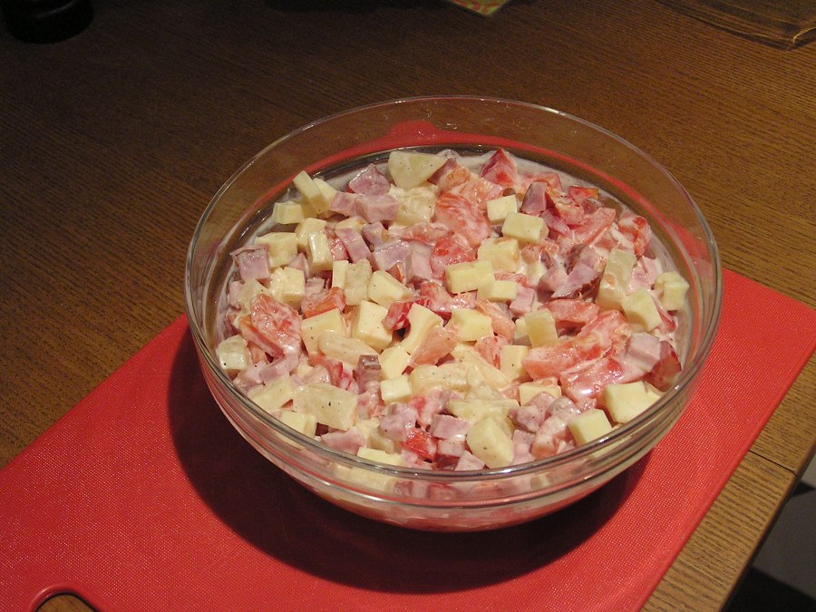 Салат с колбасой и сыром