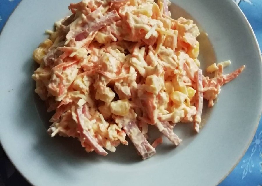 Салат с копченой курицей и колбасным сыром
