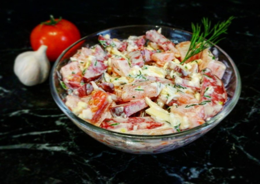 Вкусный салат с копченой колбасой