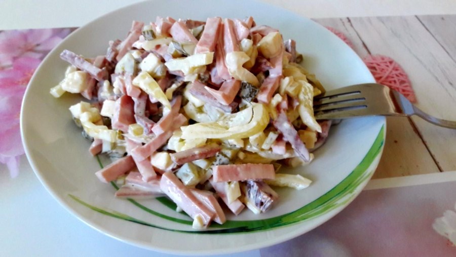 Салат с колбасой и сыром