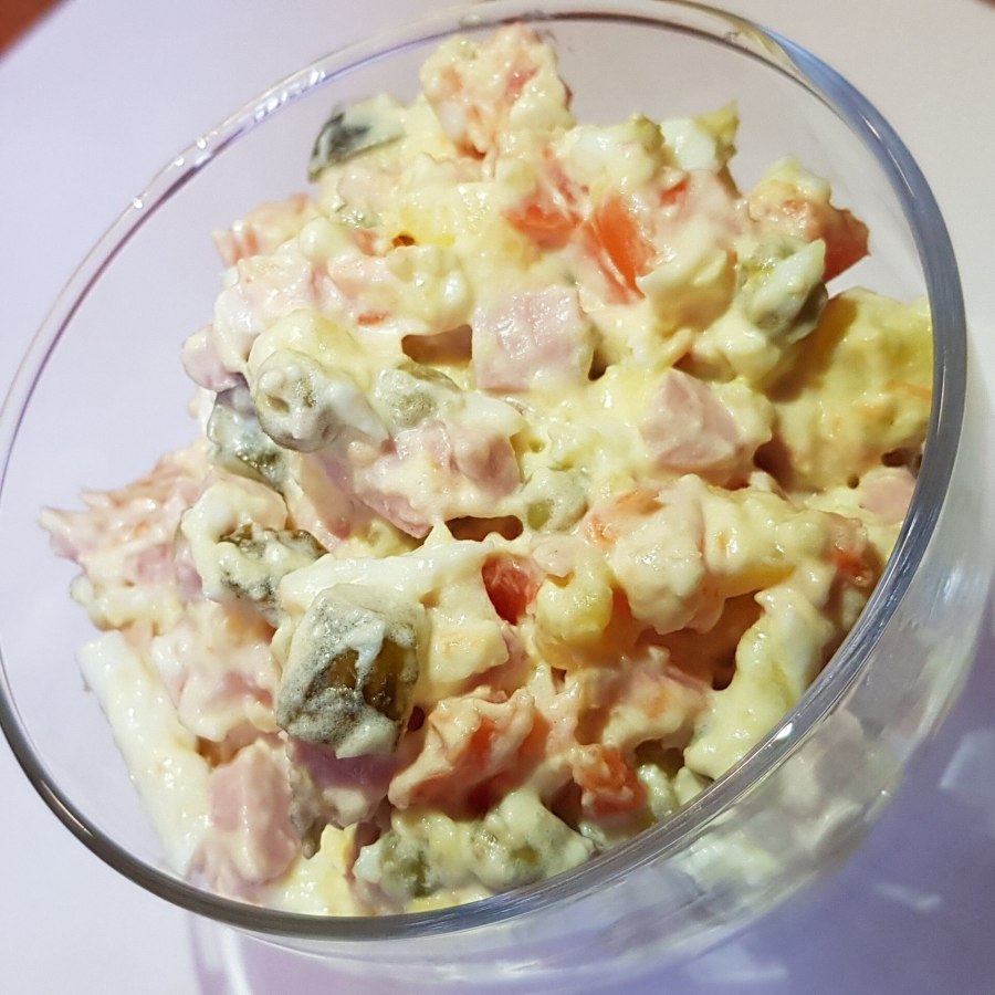 Салат с огурцом и колбасой соломкой