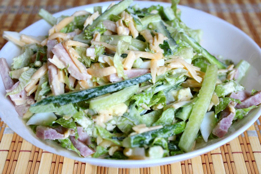Салат из копчёной колбасы и сыра