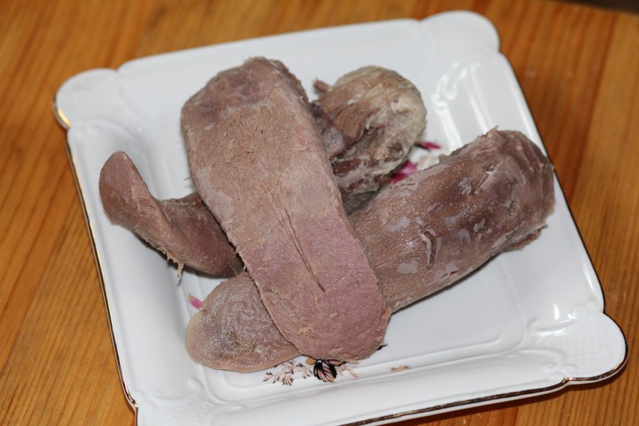 Колбаса из свиных шкурок