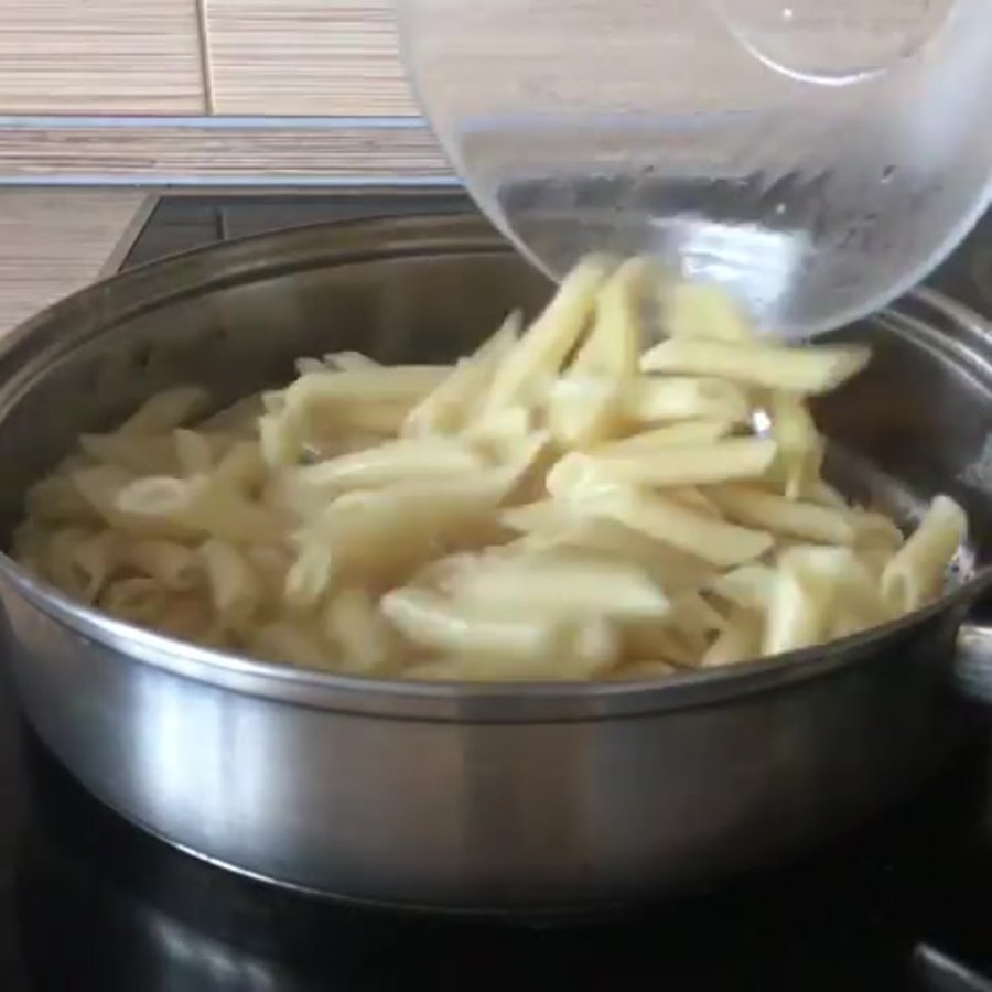 Паста с креветками и овощами