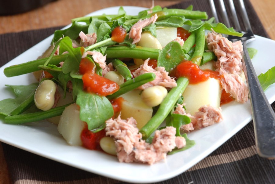 Салат с фасолью и сухариками и колбасой и кукурузой
