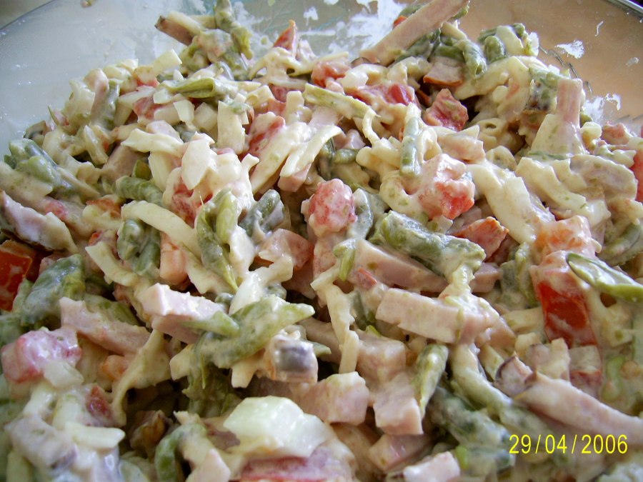 Салат с фасолью консервированной и колбасой