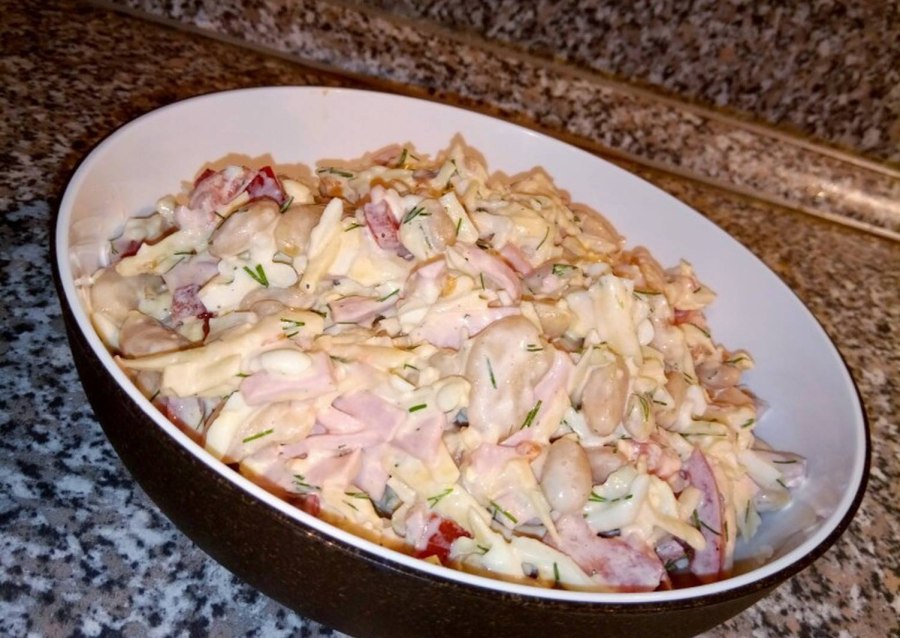 Салат с фасолью и копченой колбасой