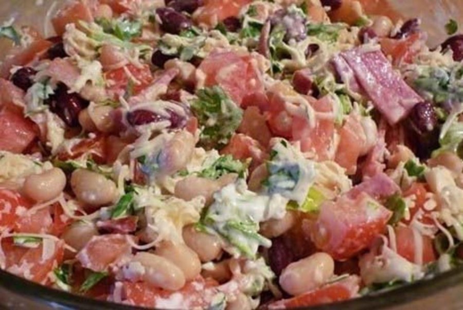 Салат с фасолью и помидорами