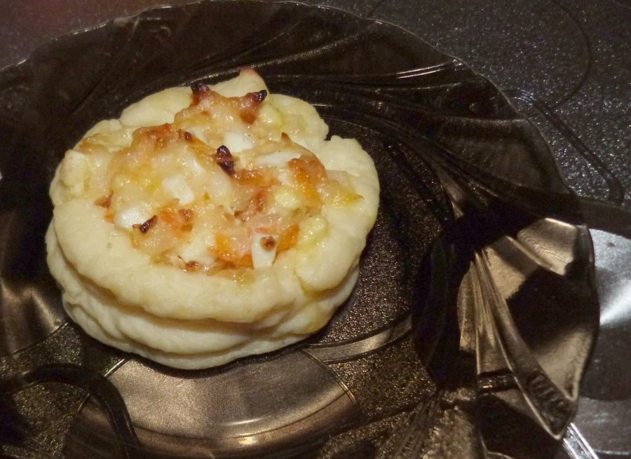 Картофельные корзиночки с грибами и сыром