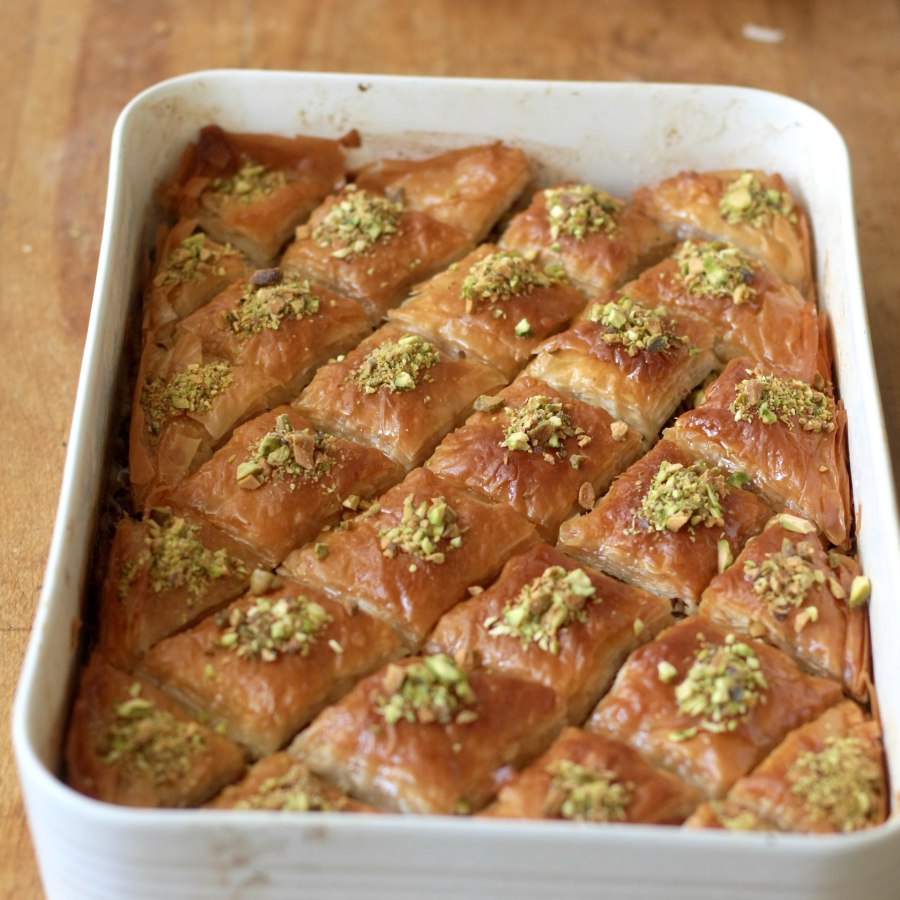 Выпечка с медом и грецкими орехами