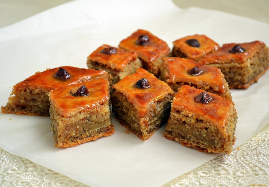 Пахлава медовая с грецким орехом