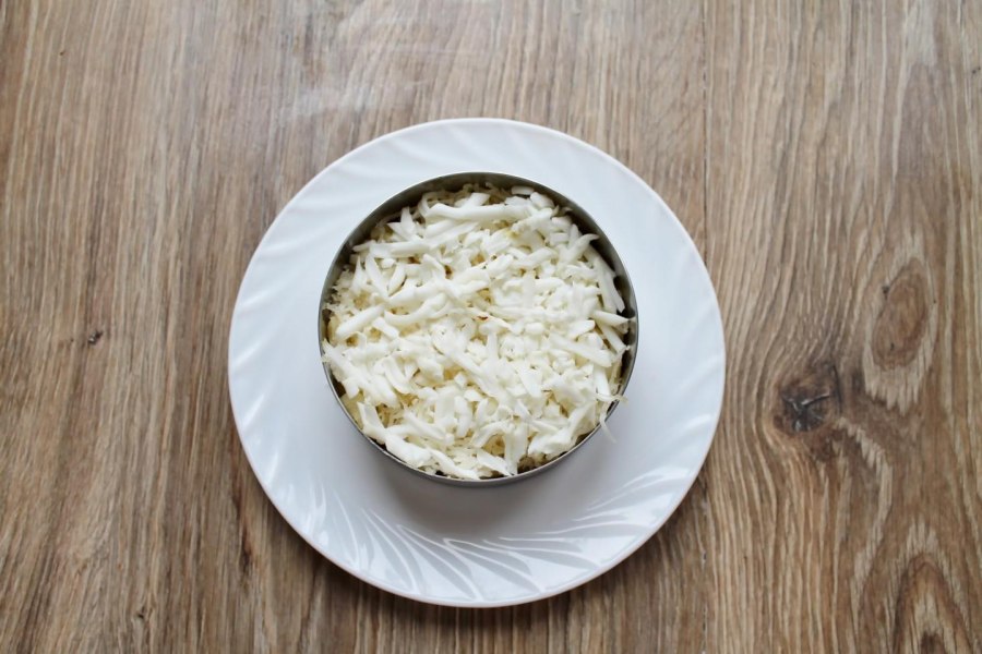 Салат Дамский каприз с курицей и ананасом и виноградом рецепт