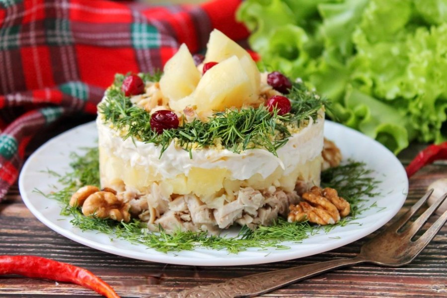Слоеный ананасовый салат с курицей