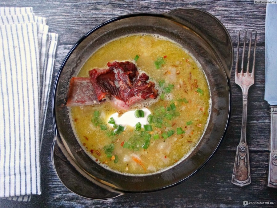 Гороховый суп с копченостями и гренками