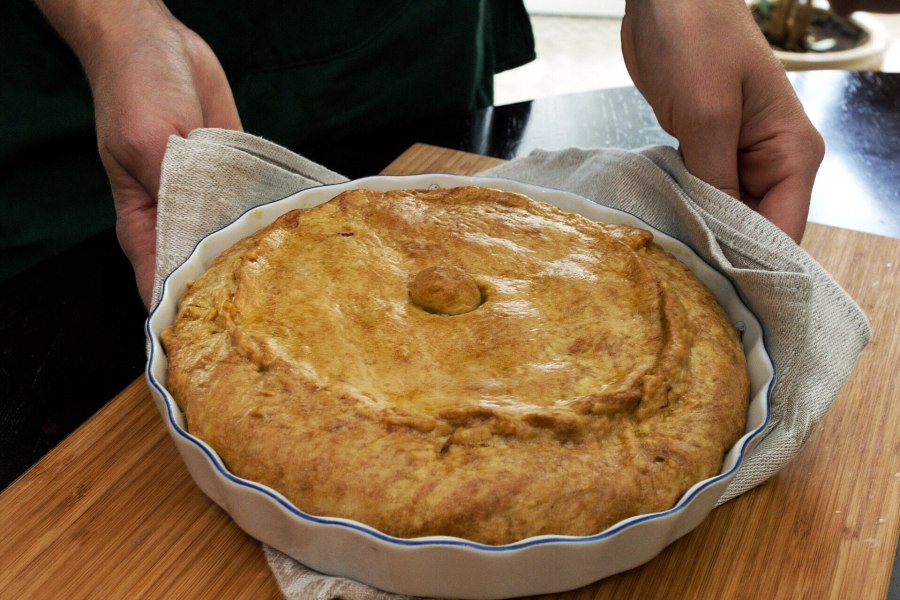 Мясной пирог с бульоном