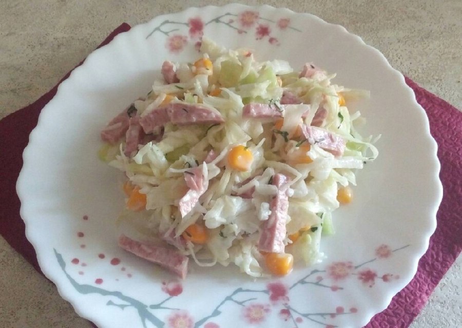 Салат с пекинской капустой и кукурузой и колбасой
