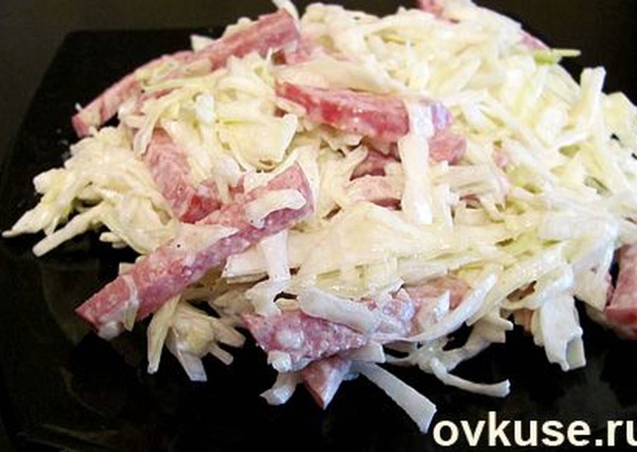 Салат с капустой и колбасой копченой