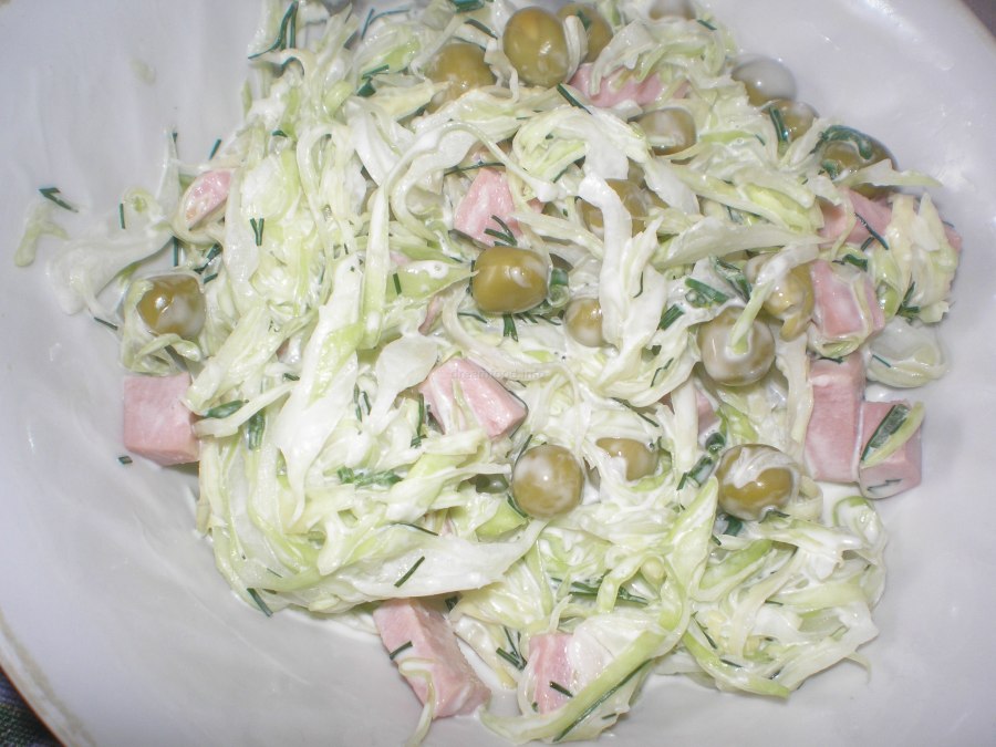 Салат с капустой и горошком
