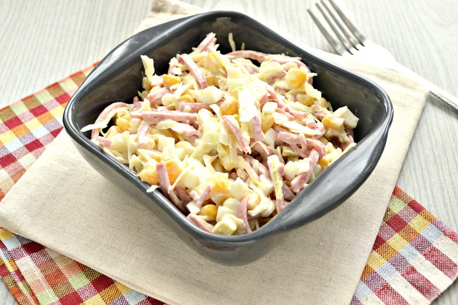 Салат Обжорка с кукурузой и колбасой