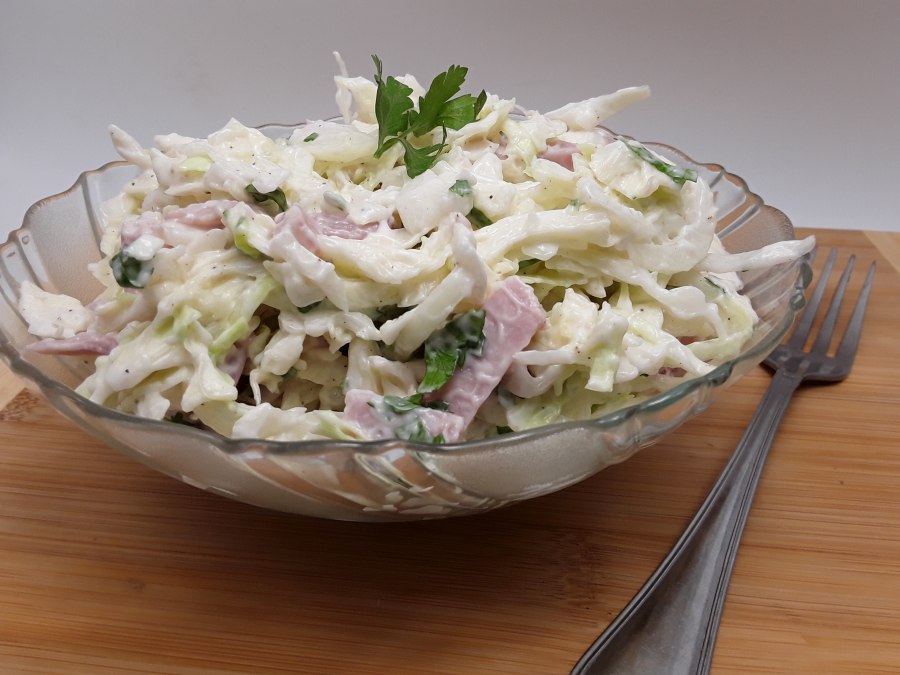 Салат с капустой и колбасой копченой и огурцами