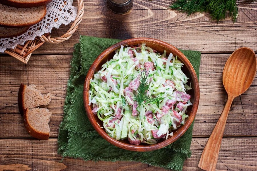 Салат с капустой и колбасой копченой и огурцами