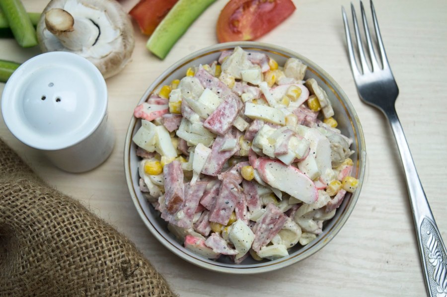 Салат с крабовыми палочками колбасой и кукурузой