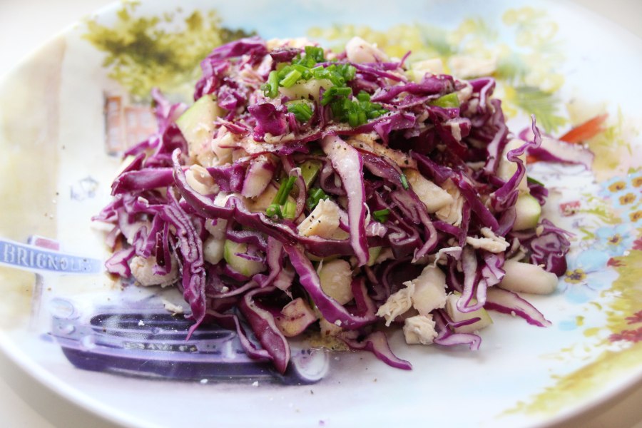 Салат с краснокочанной капустой и курицей
