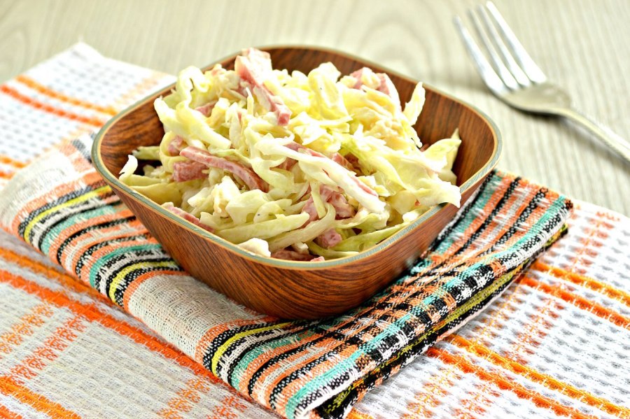 Салат с капустой и колбасой