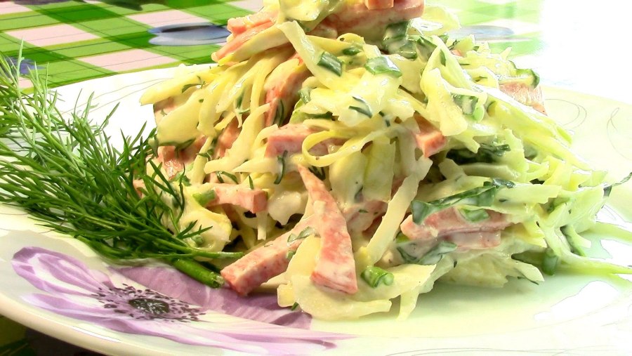 Салат из пекинской капусты с копченой колбасой и огурцом