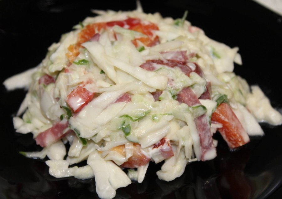 Салат с капустой и колбасой
