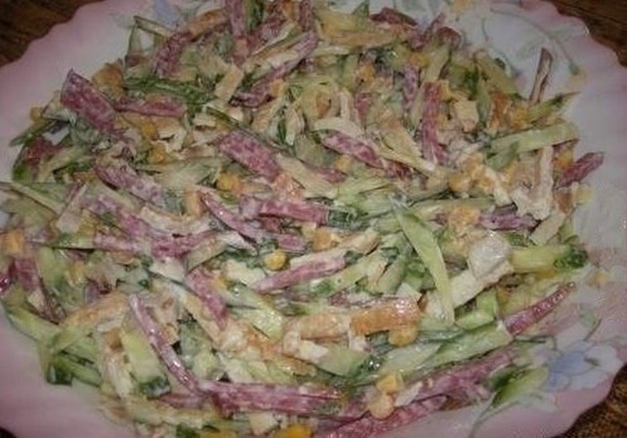 Салат с копченой колбасой и огурцами