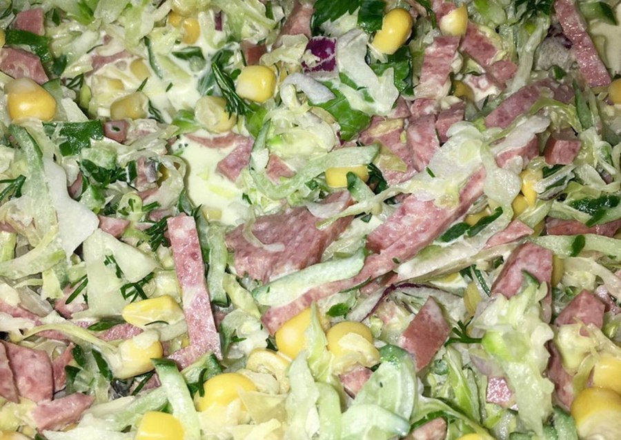 Вкусный салат с копченой колбасой